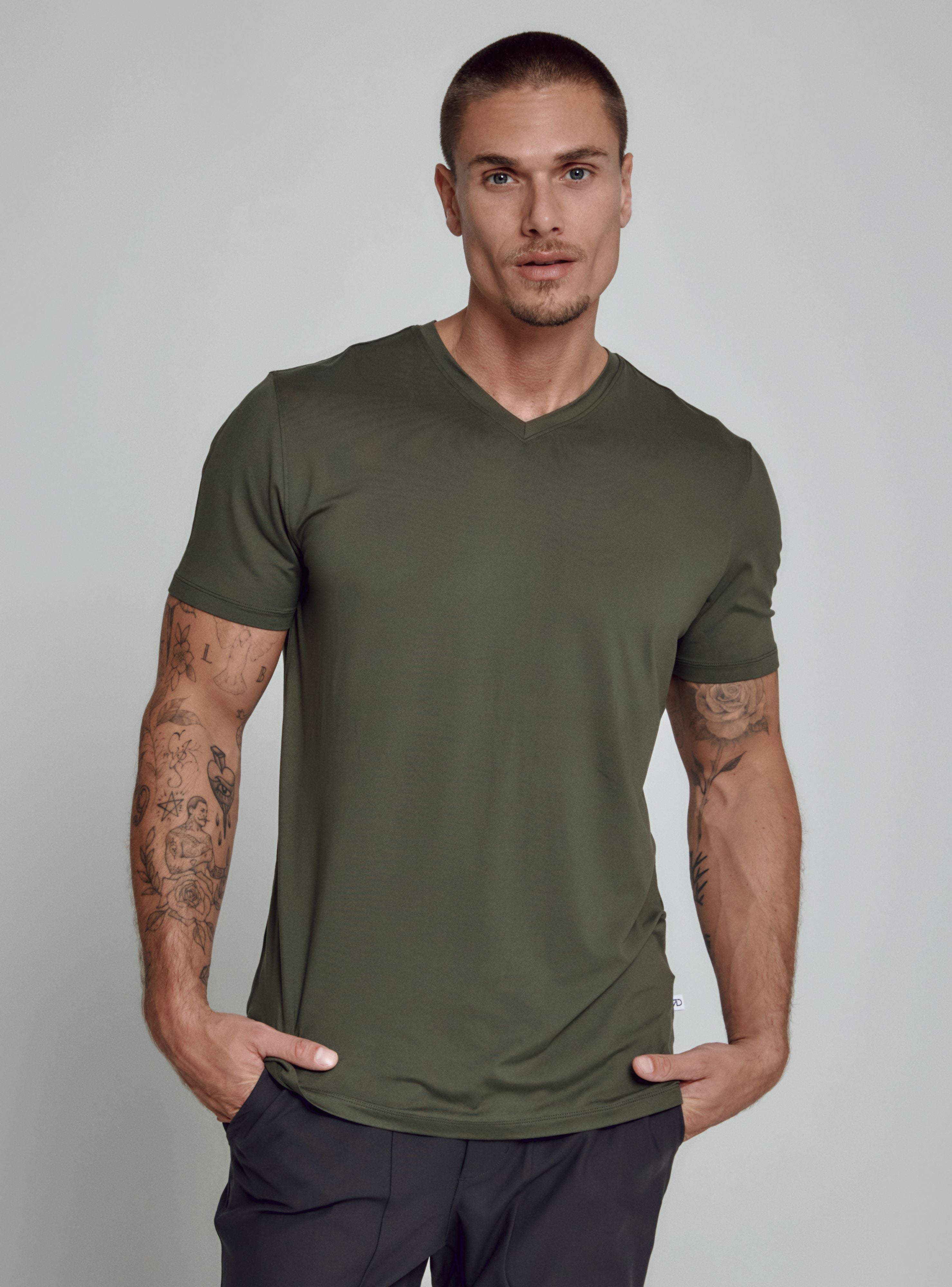 CORE V-NECK T-SHIRT